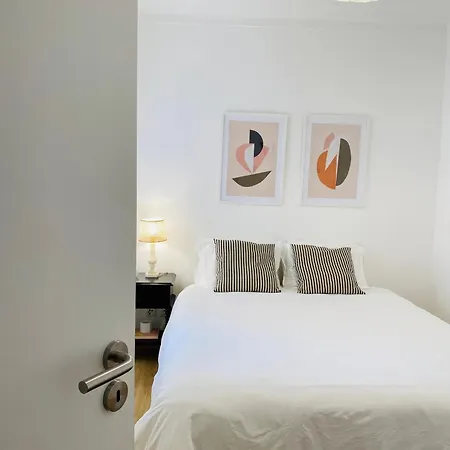 Bright Modern 3 Bedroom In Downtown *