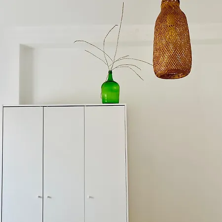 Bright Modern 3 Bedroom In Downtown *