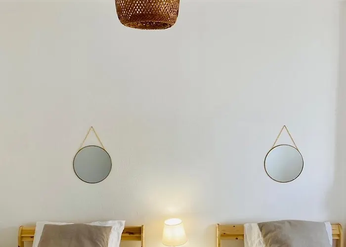 Bright Modern 3 Bedroom In Downtown *